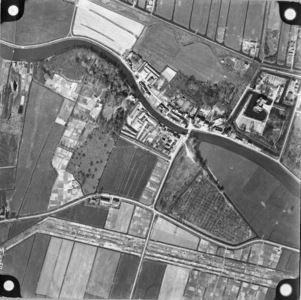 84641 Verticale luchtfoto van Slot Zuylen en Oud-Zuilen en omgeving te Zuilen; in het midden de Vecht.N.B. Een groot ...